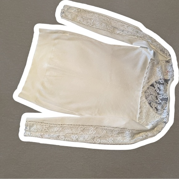 Chic Cream V-Neck Sweater with Lace Detail - Picture 4 of 4